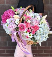 Композиция солнечный день в Серебряных Прудах Цветочная композиция из Розы, Хризантемы, Пионы и Лизиантусы в корзине в Серебряных Прудах