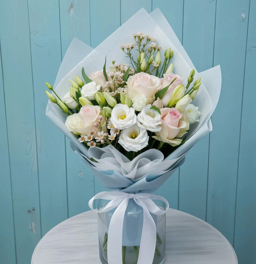 Букет цветов из: Розы и Лизиантусы в Серебряных Прудах