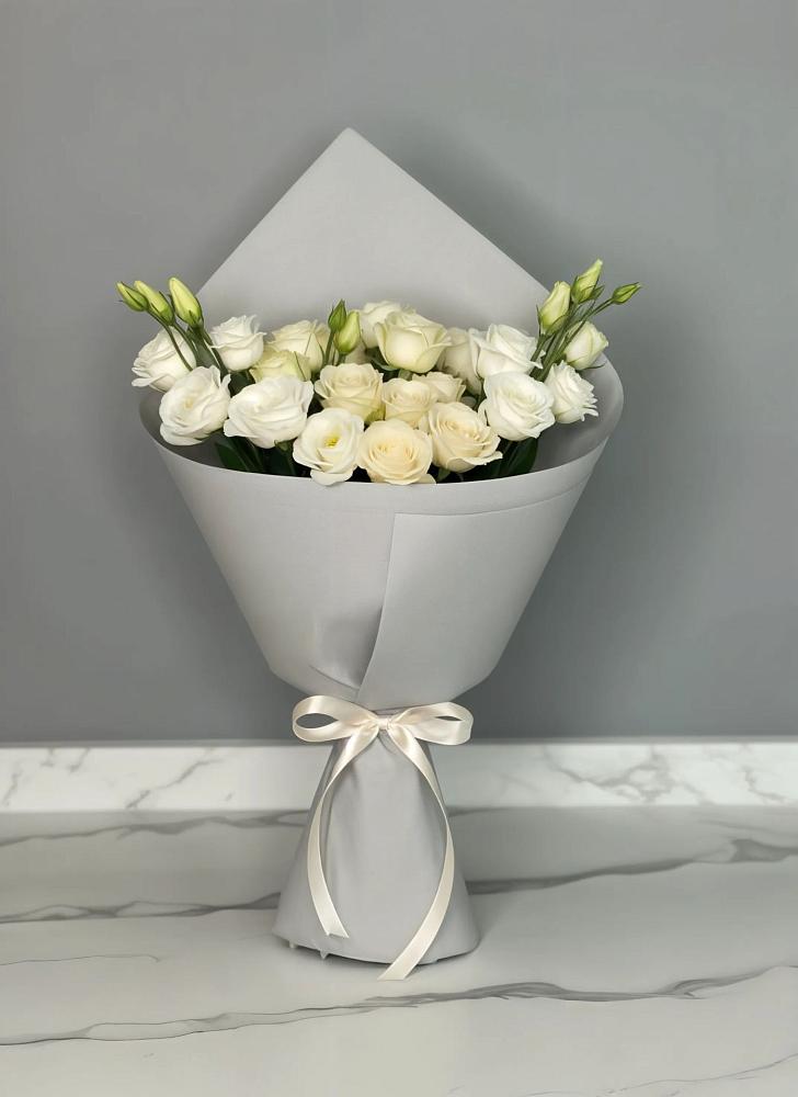 Букет цветов из: Розы и Лизиантусы в Серебряных Прудах