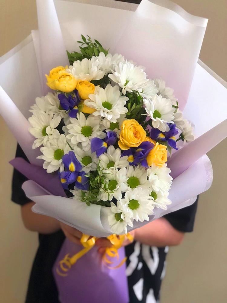 Букет цветов из: Ирисы, Хризантемы и Розы в Серебряных Прудах