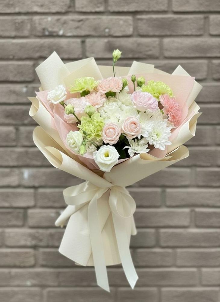 Букет цветов из: Гвоздики, Розы, Лизиантусы и Хризантемы в Серебряных Прудах