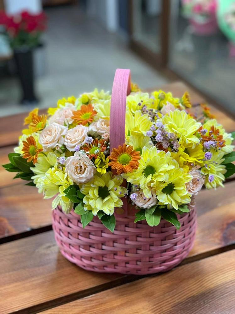 Цветочная композиция из Хризантемы и Розы в корзине в Серебряных Прудах