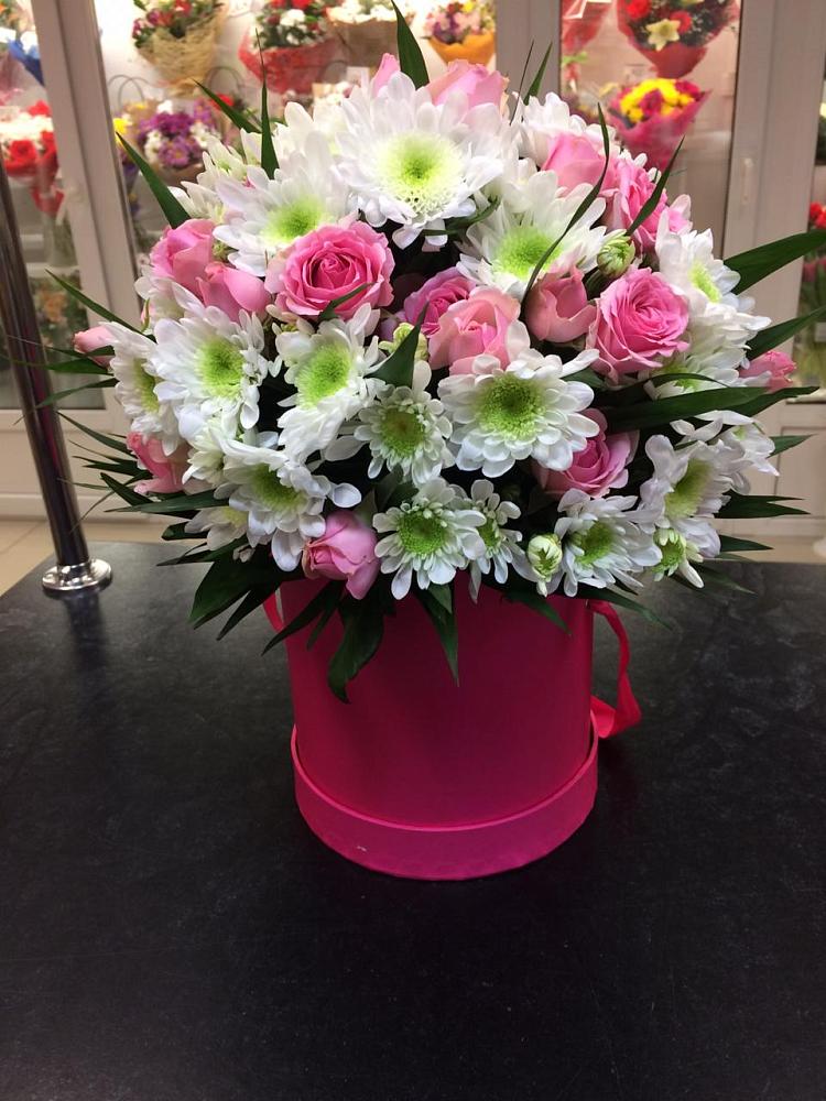 Цветочная композиция из Розы и Хризантемы в шляпной коробке в Серебряных Прудах