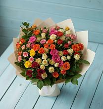 Букет Микс из разноцветных кустовых роз в Серебряных Прудах
