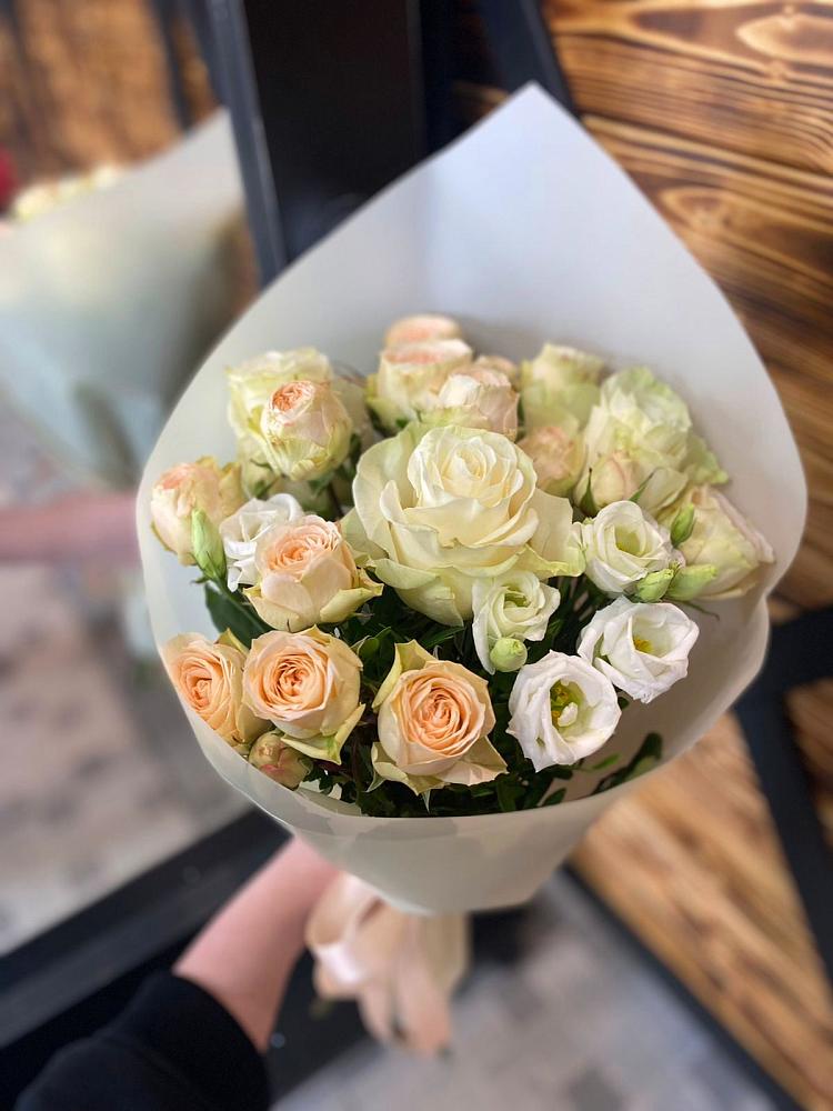 Букет цветов из: Розы и Лизиантусы в Серебряных Прудах