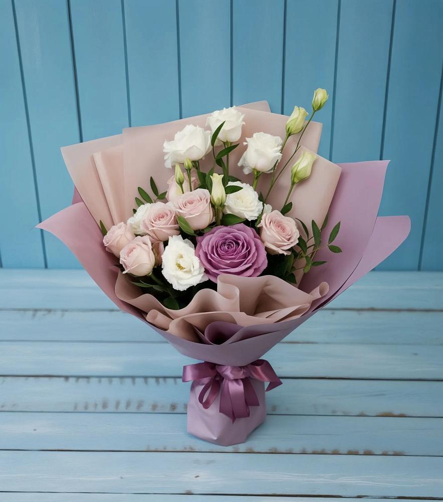 Букет цветов из: Розы и Лизиантусы в Серебряных Прудах